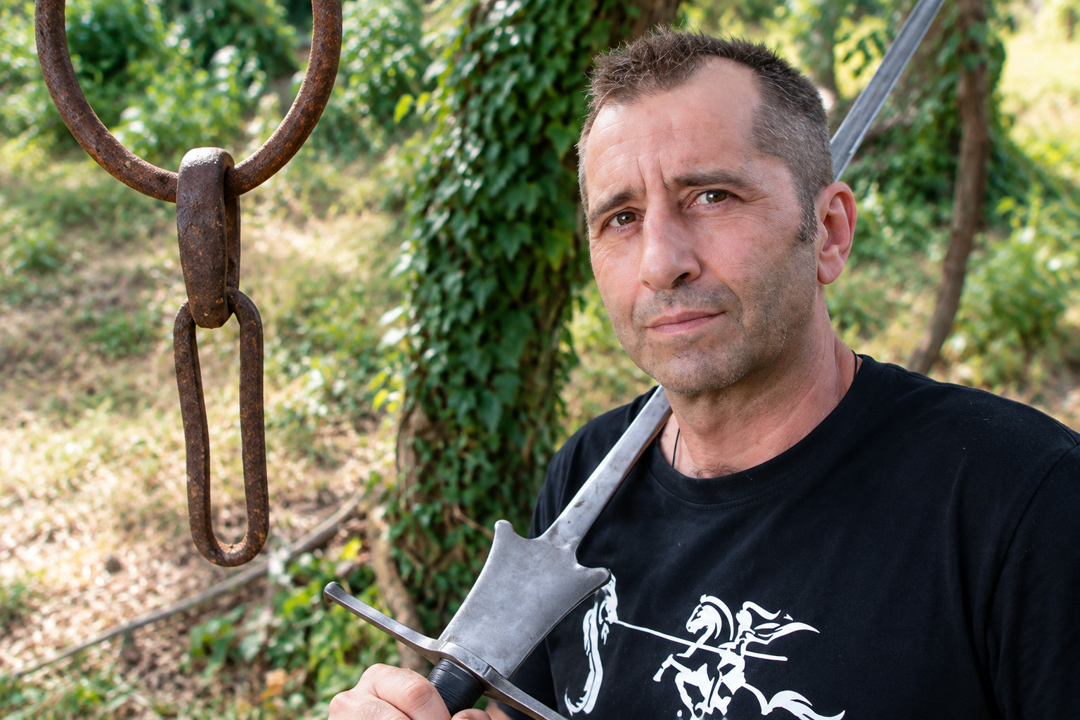Maestro di scherma storica di BoxeLab ritratto con equipaggiamento e arma storica durante un’attività dedicata alla disciplina.